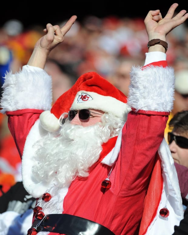 chiefs vs Raiders Santa claus